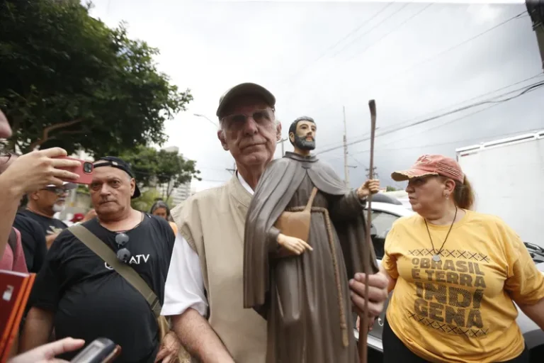 Padre Júlio Lancellotti recebe apoio após suspensão de transmissão de missa pela arquidiocese