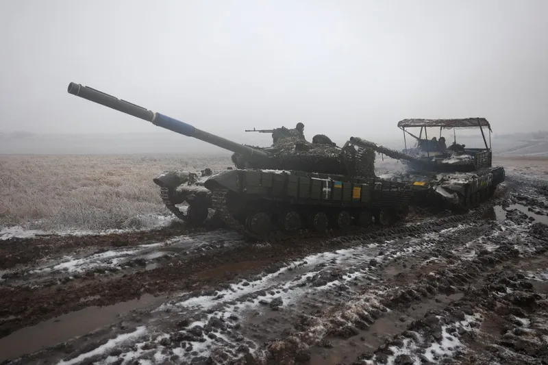 Tanques ucranianos participam de um exercício perto da linha de frente na direção de Bakhmut, na região de Donetsk, em 15 de dezembro de 2023
