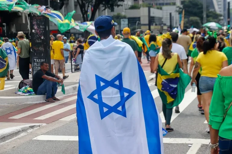 'A mídia comercial brasileira opta por linha sensacionalista e racista', diz pesquisadora 