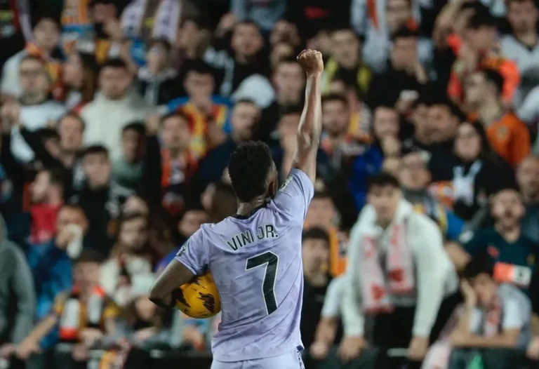 Vinícius Júnior, o combate ao racismo no futebol e a cada vez mais indefensável inércia da FIFA