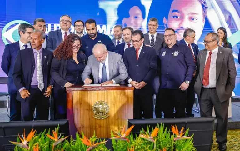 Lula signs a bill to regulate app workers' activities