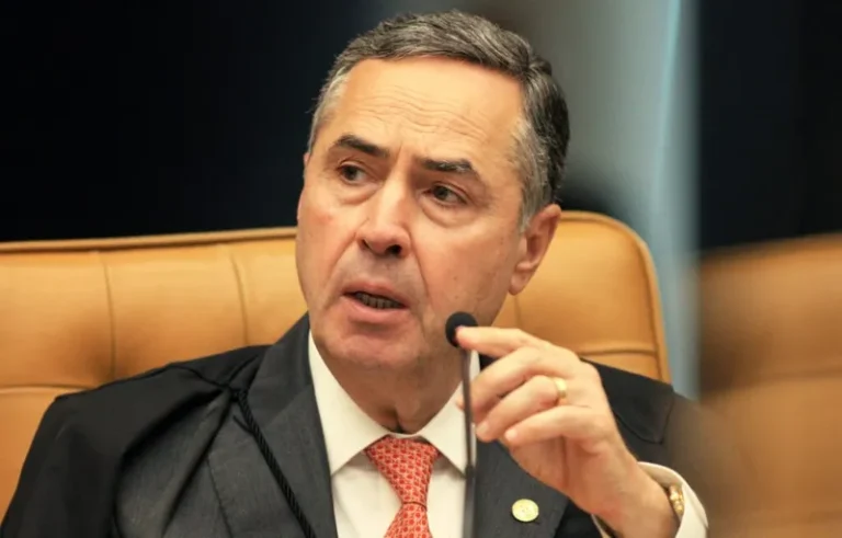 Barroso diz que julgamento envolve provas, e não disputa política