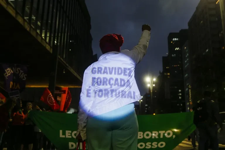 Alexandre de Moraes suspende norma do CFM que dificulta acesso ao aborto por vítimas de estupro