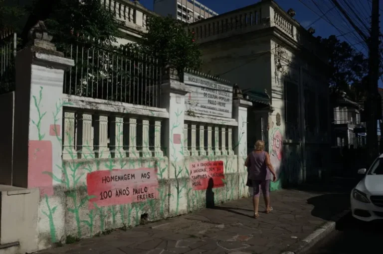 Eduardo Leite quer remanejar escola 4km distante e gera reação de vereadores e comunidade
