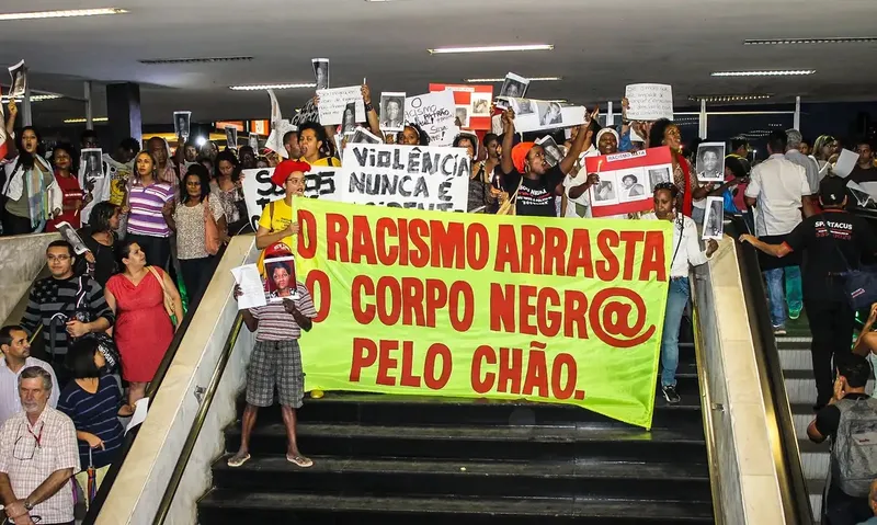 Manifestação no Rio repudia absolvição de policiais militares que mataram e arrastaram mulher em 2014
