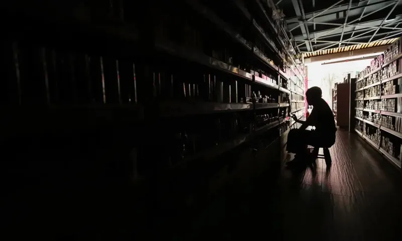 Diversos comércios e aparelhos públicos estavam sem luz nesta sexta-feira