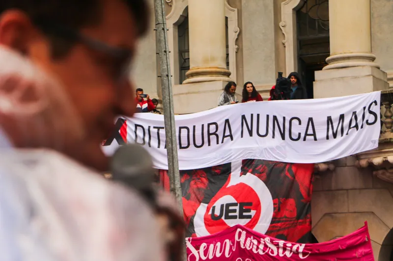 Manifestantes ocupam o Largo São Francisco em São Paulo em defesa da democracia neste sábado (23)