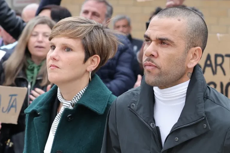Após condenação por estupro, Daniel Alves paga fiança de R$ 5,4 mi e deixa prisão na Espanha