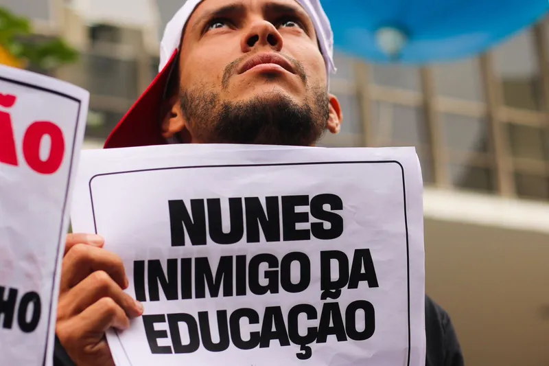 Servidores municipais da educação protestam em São Paulo (SP) por reajuste salarial