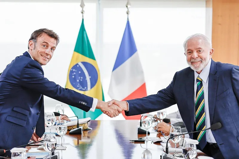 Lula e Emmanuel Macron no Palácio do Planalto