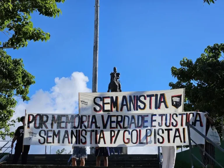 Em Curitiba, ato contra apoiadores da tentativa de golpe de 8 de janeiro denuncia Pedro Lupion