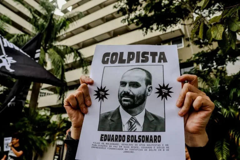 'Aqui mora um golpista': investigados do 8/1 são alvo de escracho no marco dos 60 anos do golpe
