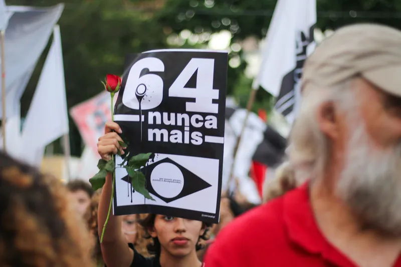'Caminhada do Silêncio', em São Paulo, realizada neste domingo (31), lembrou golpe militar e fez homenagem às vítimas da ditadura.