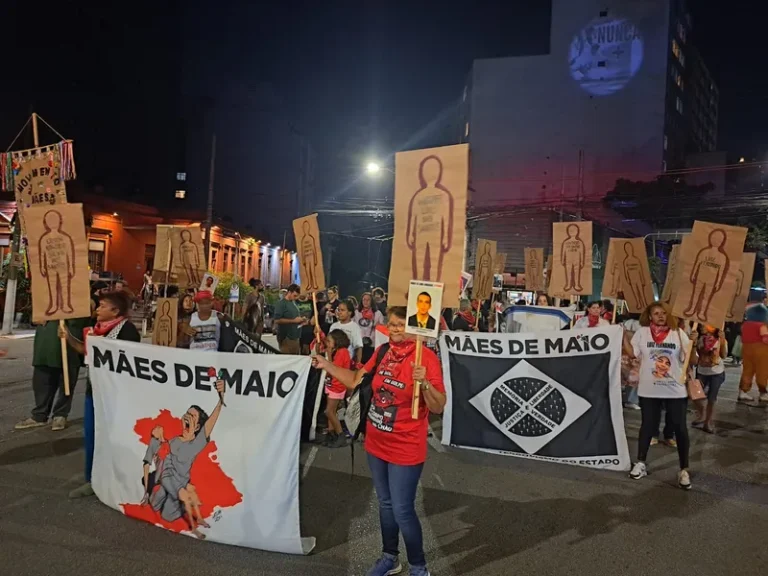 Cordão da Mentira faz 'Desfile para Adiar o Fim do Mundo' no aniversário de 61 anos do golpe