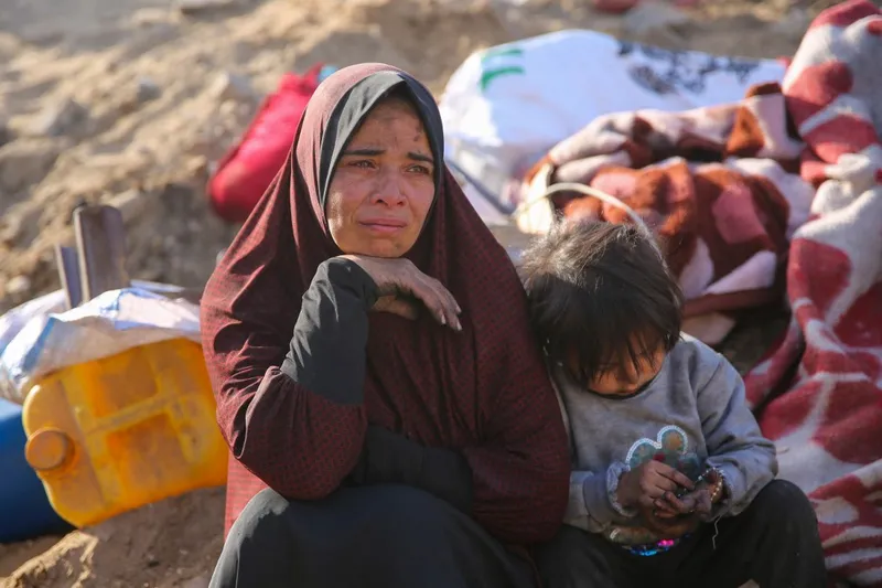 Mulher palestina chora enquanto observa os escombros do hospital Al-Shifa, em Gaza