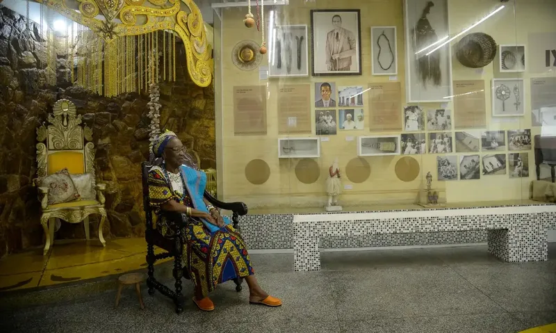 Mãe Meninazinha d’Oxum lembra com tristeza os tempos de repressão da ditadura que invadiu terreiros e destruiu peças sagradas do candomblé no RJ