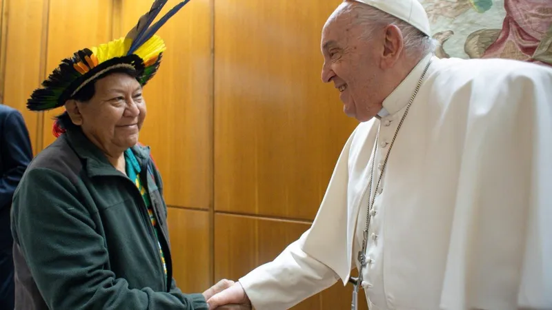 No Vaticano, líder indígena Davi Kopenawa pede ajuda do Papa Francisco para combater o garimpo ilegal nesta quarta-feira (10)