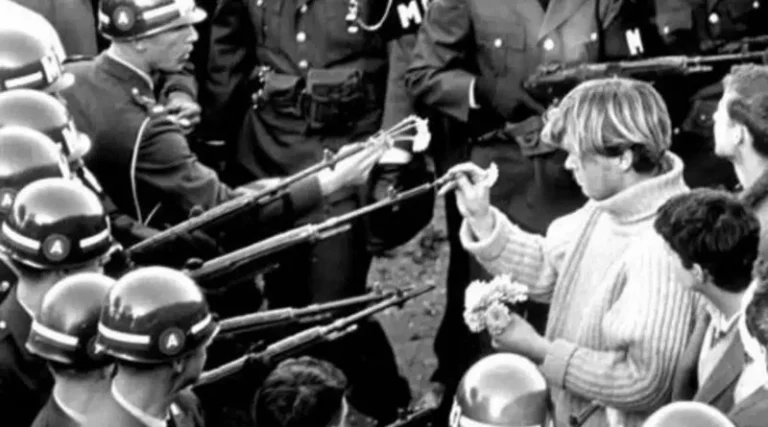 Lutas na África permitiram Revolução dos Cravos, que derrubou fascismo em Portugal