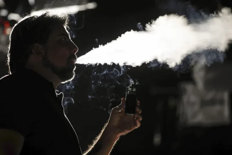 Após proibir venda de cigarros eletrônicos, país precisa conscientizar jovens, diz especialista