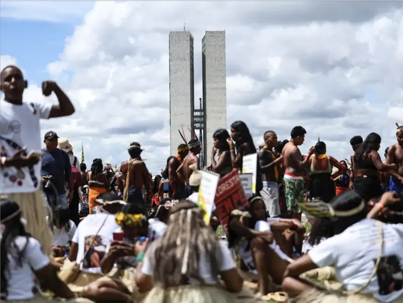 Indígenas participam de ação do Acampamento Terra Livre em frente ao Congresso