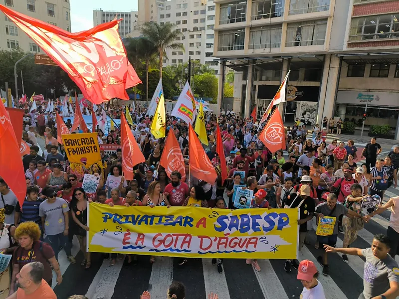 Movimentos populares, sindicatos e partidos políticos realizam ato contra a privatização da Sabesp nesta segunda-feira (29), em frente à Prefeitura de São Paulo