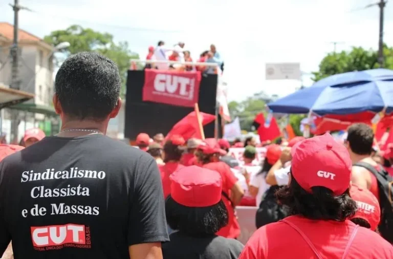 Com show de brega, sindicatos realizam ato do Dia do Trabalhador em Brasília Teimosa, no Recife