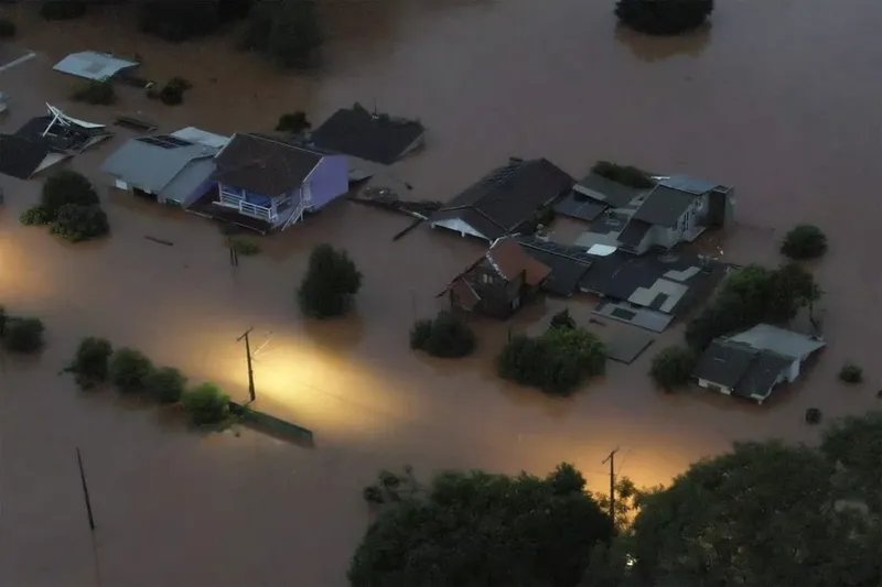 Vista aérea mostra áreas inundadas na cidade de Encantado, no Rio Grande do Sul, em 1º de maio, após as fortes chuvas que atingem o estado.