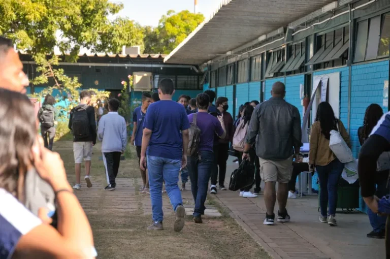 Combate ao racismo nas escolas deve envolver famílias, afirma especialista