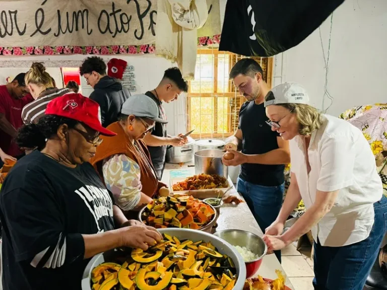 Cozinhas solidárias de movimentos populares fazem marmitas para atingidos pelas enchentes no RS