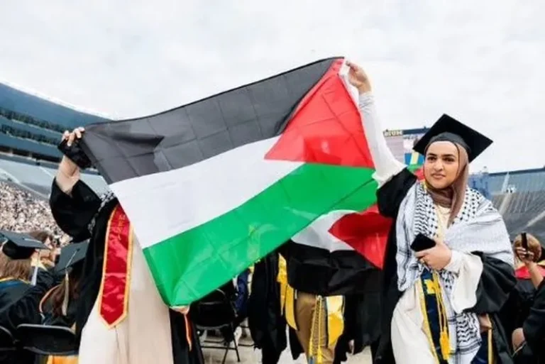 Estudantes transformam formatura da Universidade de Michigan em protesto pró-Palestina