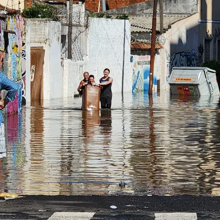 Enchente chega aos bairros Cidade Baixa e Menino Deus em Porto Alegre 