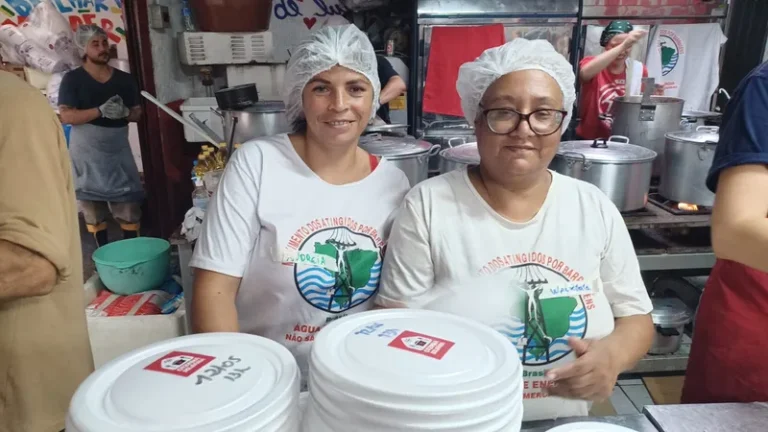Movimentos sociais montam cozinhas solidárias para alimentar desabrigados