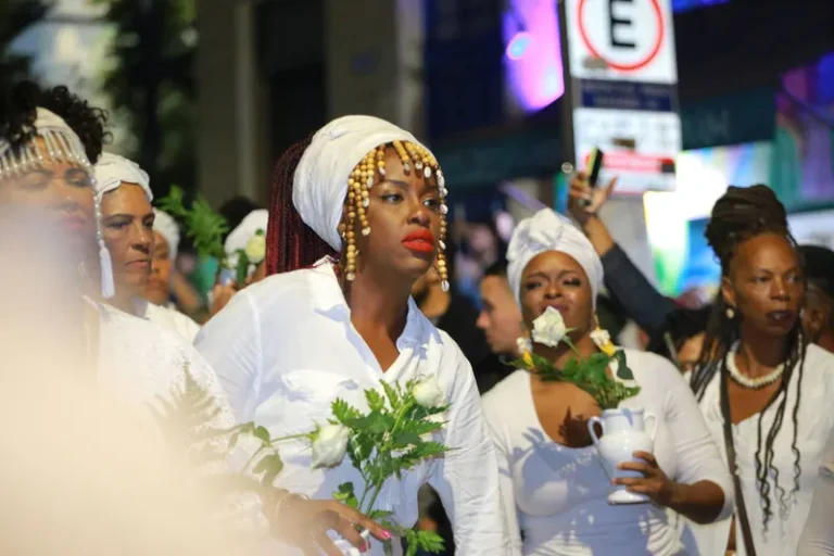 Ilú Obá De Min realiza lavagem da rua 13 de maio, em SP, em denúncia à 'falsa libertação'
