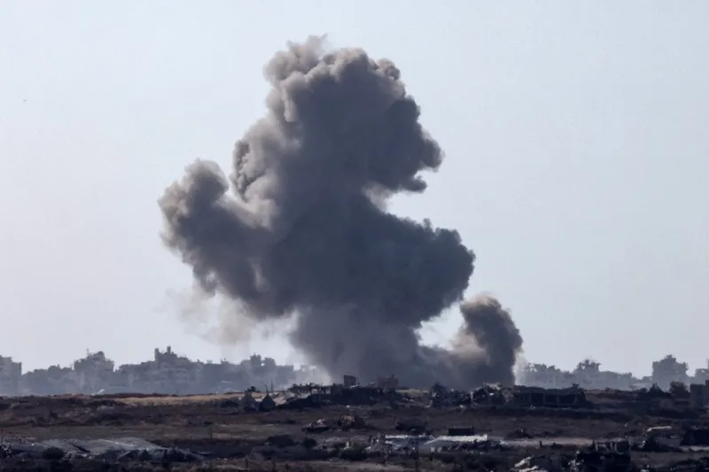 Nuvem de fumaça provocada por explosão na Faixa de Gaza nesta quarta-feira (15).