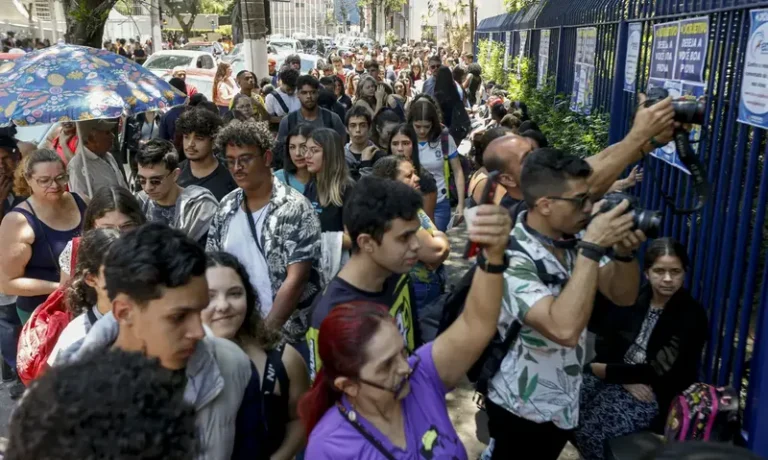 Cai proporção de inscritos ausentes no 1º dia do Enem