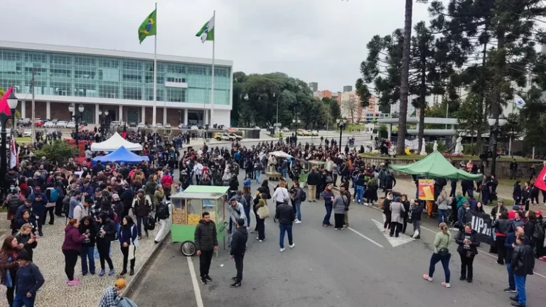 Apesar de ataques e aprovação de PL no primeiro turno, professores mantêm greve e ocupação 