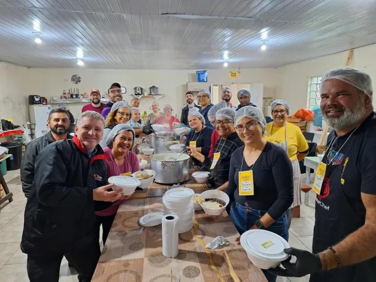 Evento cultural em Pelotas (RS) reúne doações para atingidos pelas enchentes