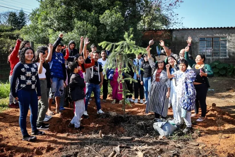 Estudantes kaingang voltam às aulas na aldeia Fàg Nhin, em Porto Alegre (RS)