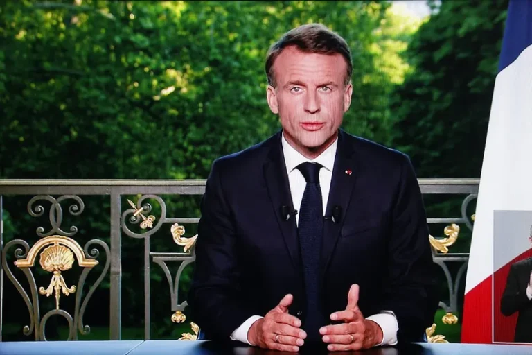 'Sem saída', Macron vai esgotando opções, dizem analistas após queda de 3º premiê em um ano