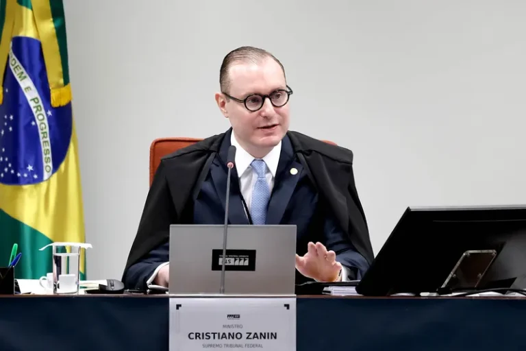 Com voto de Zanin, Bolsonaro é condenado por 4 x 1