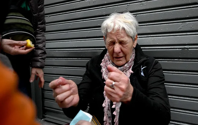 Polícia usa gás lacrimogêneo contra mulher idosa em protesto contra reformas de Javier Milei que passam por votação no Congresso da Argentina nesta quarta-feira (12)