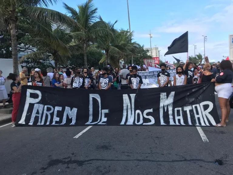 No Brasil, 71,7% dos mortos por policiais em 2023 eram crianças, adolescentes ou jovens