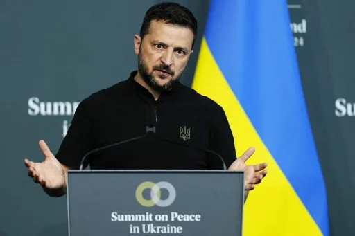 O presidente da Ucrânia, Volodymyr Zelensky, discursa na conferência de imprensa de encerramento da Cúpula pela paz na Ucrânia, no luxuoso resort Burgenstock, na Suíça