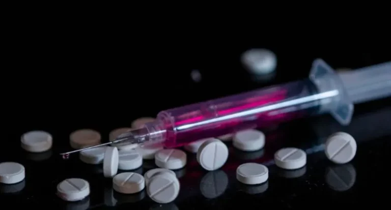 Sem acesso à hormonização, mulheres trans usam medicamento veterinário prejudicial à saúde