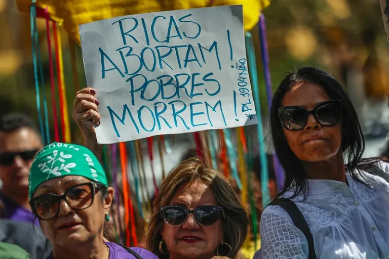 Criminalização do aborto afasta mulheres do direito à saúde, alerta Women First Digital
