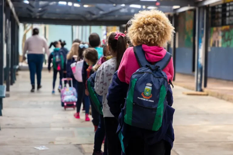 Projeto pretende ampliar proteção a meninas em escolas durante o Agosto Lilás