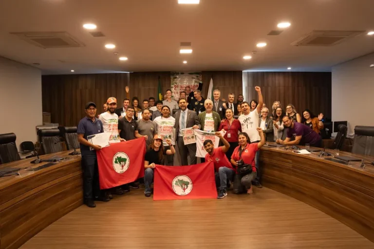 ALEP homenageia MST e órgãos públicos por ação de reflorestamento no Paraná 