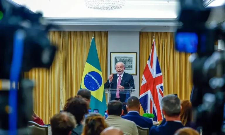 Lula celebra liberdade de Assange: 'mundo melhor e menos injusto'
