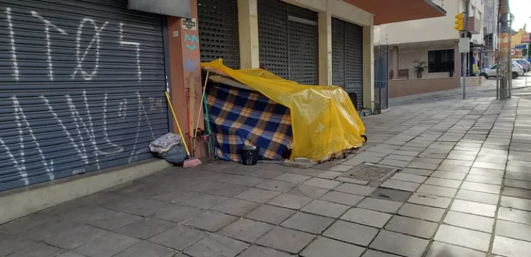 Doentes, fracos, sem direitos: enchentes ampliam número de pessoas nas ruas de Porto Alegre