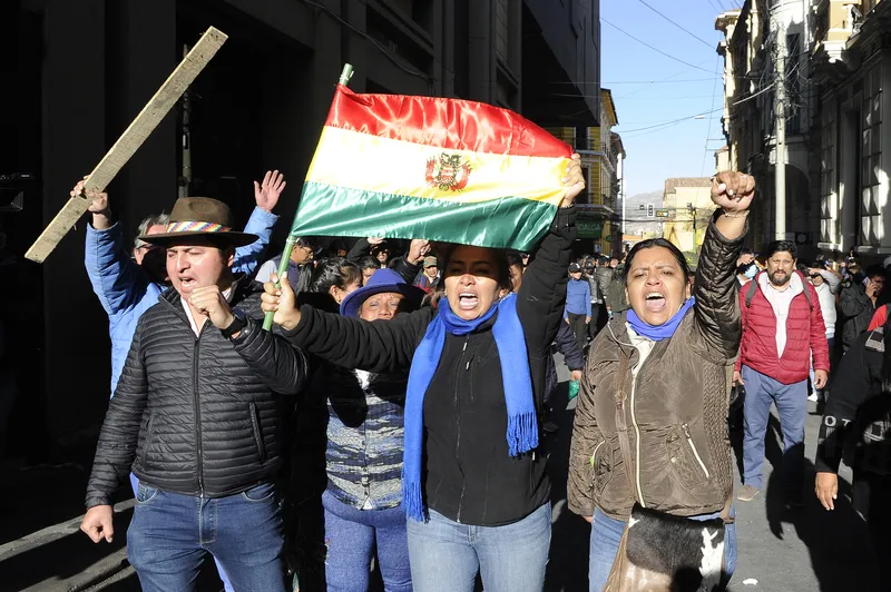 População boliviana se dirigiu à Praça Murillo, em La Paz, contra tentativa de golpe de estado na quarta-feira (26)